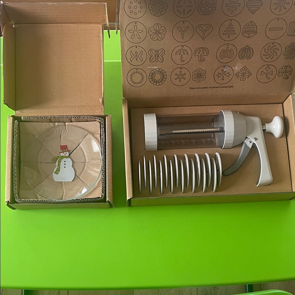 The Pampered Chef Cookie Press set and plates